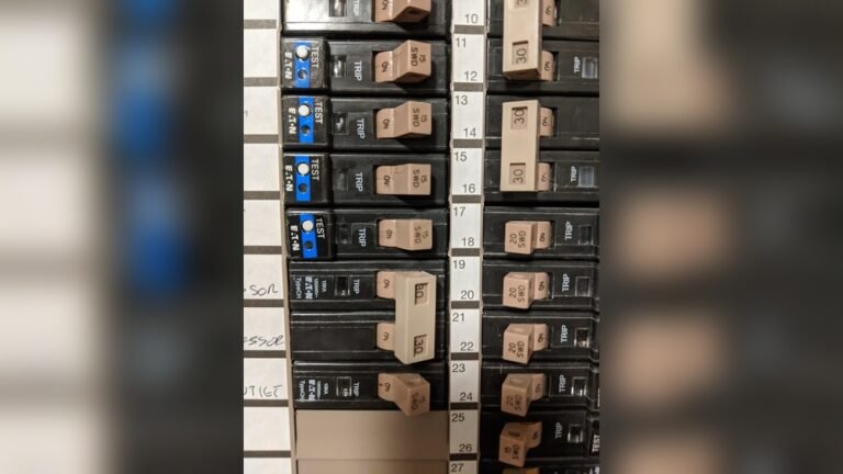 Eaton Breaker Blinking Red 6 Times